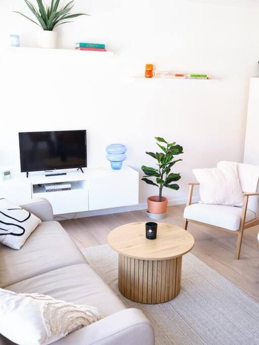 Hugo By The Harbor, Light-filled And Centrally Located - Free Parking Apartamento